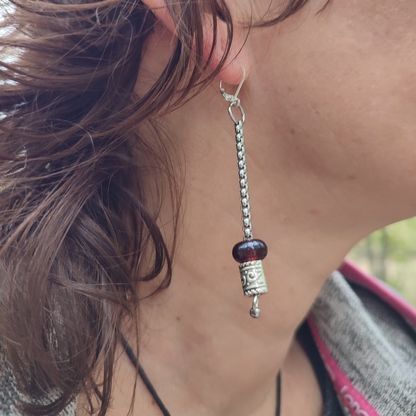 Boucles d'oreilles argentés style Steam punk , chaine entourée d'une perle en verre d'apparence métallisée avec des reflets rouges.