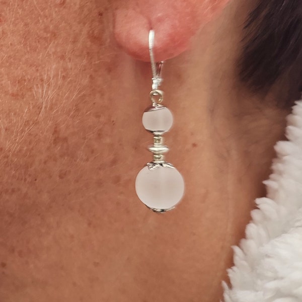 Boucle d'oreilles argenté, perles en verre transparente dépolis (blanche)