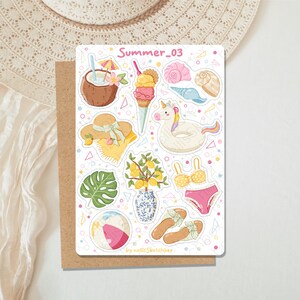 Könnte beinhalten: Ein Aufkleberbogen mit der Aufschrift Summer_03 mit Illustrationen von einem Kokosnussgetränk, Eiswaffel, Muscheln, Sonnenhut, Einhorn-Schwimmring, Zitronenbaum in einer Vase, Bikini, Monstera-Blatt, Strandball und Sandalen.