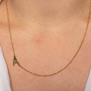 Minimalistische letterketting in goud, initialenketting