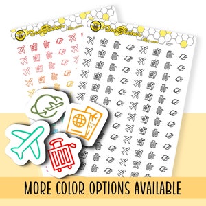 Op de afbeelding: Twee vellen met reis-stickers met verschillende iconen, waaronder vliegtuigen, koffers, paspoorten en globes. De stickers zijn in zwart-wit en in een regenboog van kleuren. De vellen zijn gelabeld met "BeeSticker".