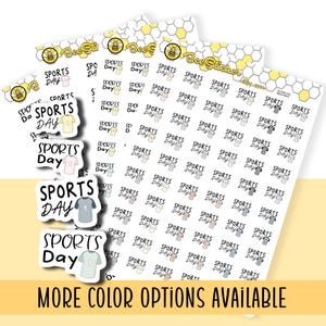 Può includere: Fogli di adesivi a tema sportivo. Gli adesivi presentano il testo "SPORTS DAY" e piccole illustrazioni di maglie di vari colori. La frase "MORE COLOR OPTIONS AVAILABLE" è in basso.