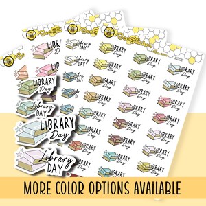 Könnte beinhalten: Aufkleberbögen mit Abbildungen von Bücherstapeln und dem Text "Library Day" in verschiedenen Farben. Die Aufkleber haben einen weißen Hintergrund mit einem Wabenmuster und dem Text "More Color Options Available".