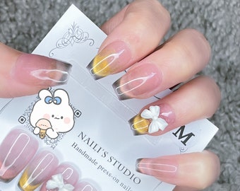 Ongles roses avec un design oeil de chat de couleur pastel / Ongles roses scintillants avec un joli noeud / Fleur de cerisier / Ongles roses élégants / Ongles mignons