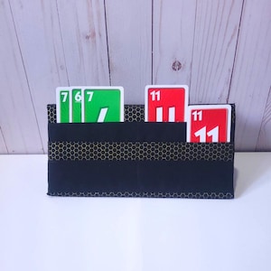 Porte-cartes à jouer pour faciliter la manipulation des cartes dans les mains