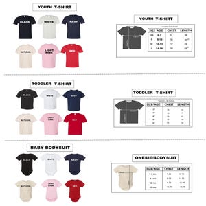 Op de afbeelding: Een productcatalogus met verschillende t-shirts en rompertjes in verschillende kleuren, waaronder zwart, wit, marineblauw en rood. De afbeelding bevat maattabellen voor jeugd-, peuter- en babykleding, met afmetingen in centimeters.