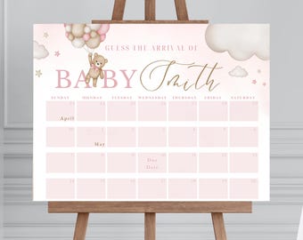 Op de afbeelding: Een roze en witte babyshower-bord met een teddybeer die ballonnen vasthoudt. Het bord zegt "Raad de aankomst van Baby Smith" en heeft een kalender met de maanden april en mei.