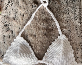 Haut de bikini blanc fait main au crochet