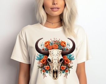 Camiseta estilo boho con estampado de calavera de vaca y camisa vaquera floral.