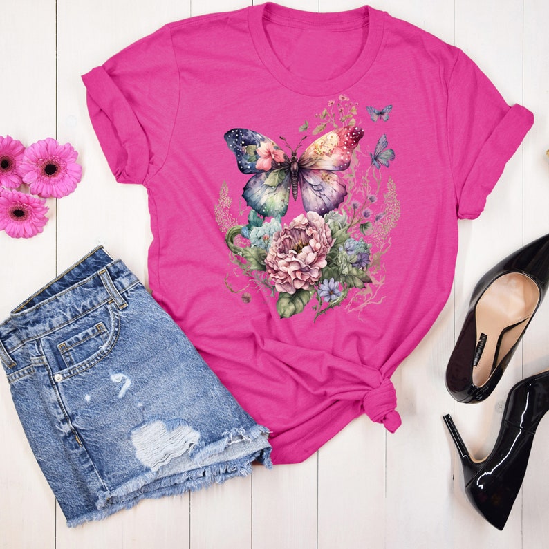 Camiseta con estampado floral de mariposa, camiseta para amantes de la naturaleza. imagen 6