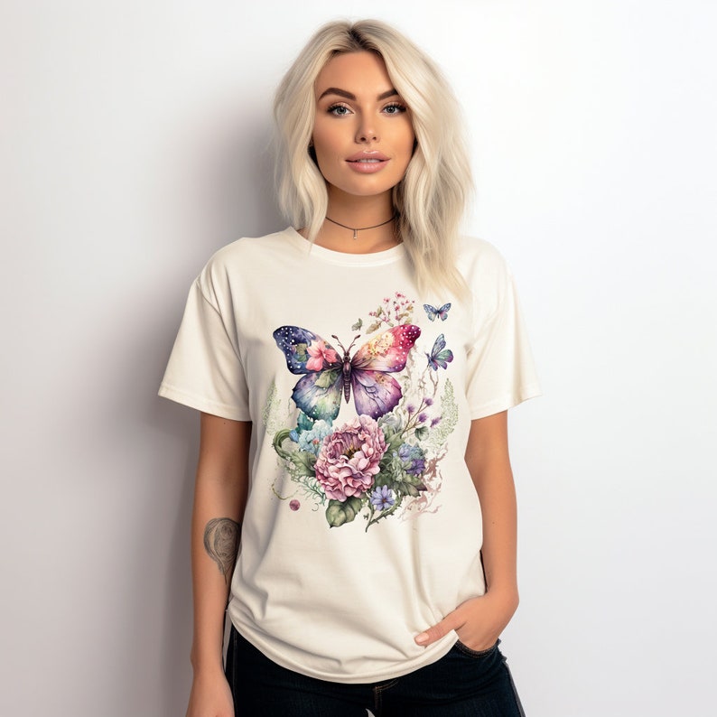 Camiseta con estampado floral de mariposa, camiseta para amantes de la naturaleza. imagen 5