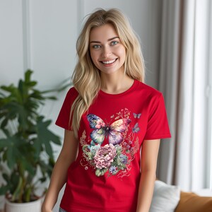 Camiseta con estampado floral de mariposa, camiseta para amantes de la naturaleza. imagen 3