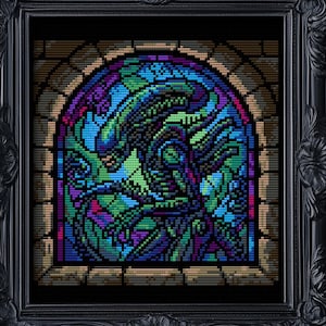 Può includere: Un'opera d'arte a punto croce incorniciata raffigurante una creatura aliena in stile vetrata. Il design utilizza tonalità di blu, verde e viola. La cornice nera presenta dettagli decorativi.