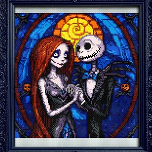 Puede incluir: Arte de punto de cruz enmarcado con Jack Skellington y Sally de The Nightmare Before Christmas. La obra de arte está ambientada sobre un fondo de estilo vidriera con tonos azules, amarillos y naranjas. El marco es negro y ornamentado.