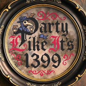 Puede incluir: Obra de arte de punto de cruz en un marco redondo negro y dorado adornado. La obra presenta la frase "Party Like It's 1399" con una ilustración de un médico de la peste. El texto y el diseño son en negro y rojo sobre un fondo neutro.