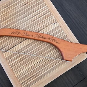 Personalisiertes Sauerteigbrotmesser, graviertes Holzmesser mit Bogenform, Geschenk für Bäcker