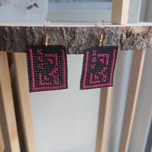 Von Hand gemachte bestickte Ohrringe in Rosa