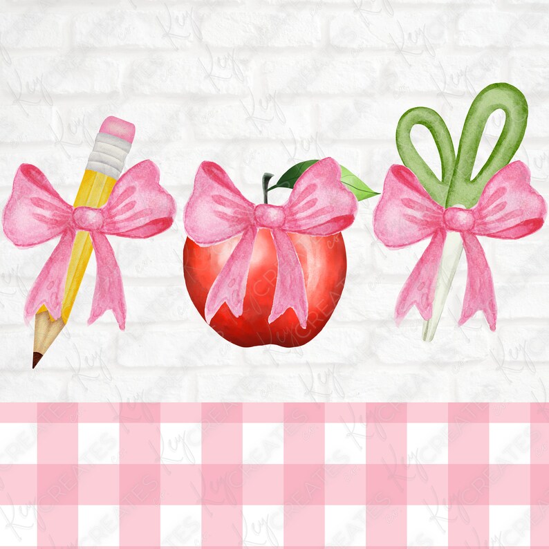 Puede incluir: Una manzana roja con un lazo rosa, un l&aacute;piz amarillo con un lazo rosa y unas tijeras verdes con un lazo rosa sobre un fondo de ladrillo blanco con un patr&oacute;n de cuadros rosa y blanco.