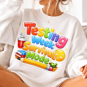 Può includere: Felpa bianca con una grafica colorata che recita "Testing Week Survival Mode". Il design include una tazza di caffè, libri, una matita e una faccia sorridente. La felpa è uno stile casual e confortevole.
