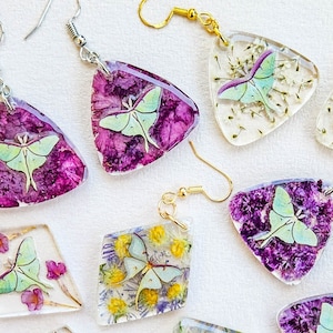 Luna Moth Earrings with REAL Flowers, Luna Moth, Moth Earrings, Moth Jewelry, Flower Earrings, Flower Jewelry, Floral Earrings, Insect