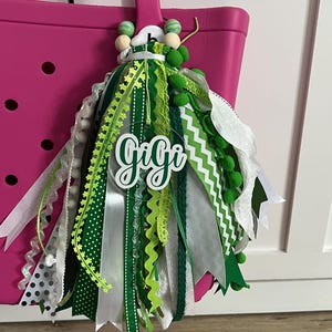 Breloques de sac ruban personnalisées | de sac Bogg | Cadeau d&#39;équipe | Gland ruban | de sac | Maman sportive | Personnalisé | GiGi | Grammy | grand-mère