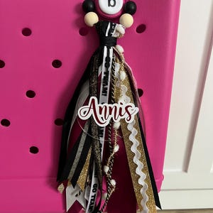 Benutzerdefinierte Band Taschenanhänger | Bogg Taschenanhänger | Sport-Team-Geschenk | Band Quaste | Taschenanhänger | Geschenk für sie | Personalisiert | Mama | Sport Taschenanhänger