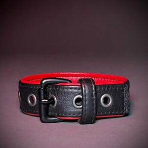 Armband met rode bies en leren kledingstuk met gesp - 1,5 of 1,25 inch breed naar keuze (per stuk verkocht)