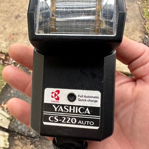 Vintage Kyocera Yashica CS-220 Auto Film Camera Flash - trabajando / limpio