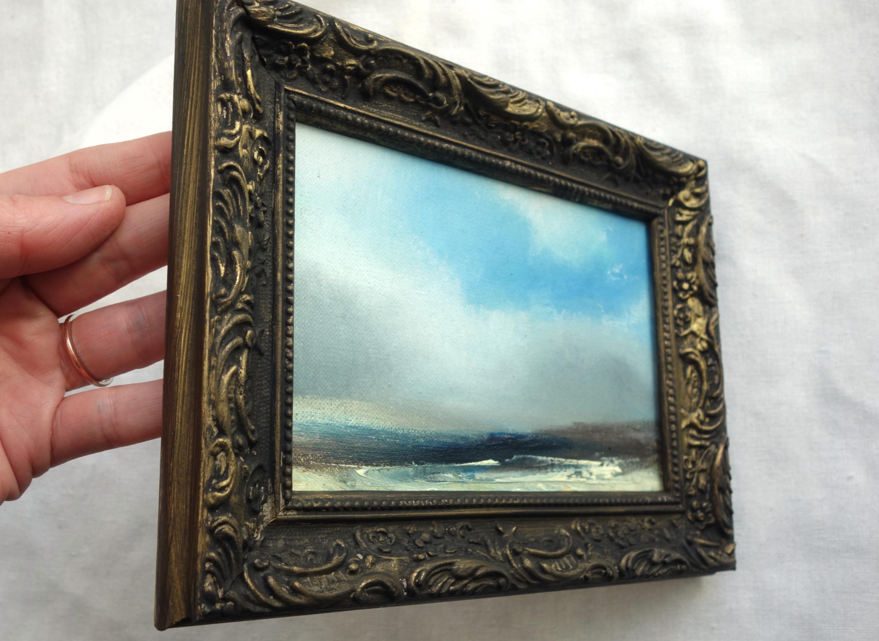 ヴィンテージスタイルのゴールドフレームに入った小さなオリジナルの