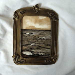 Dipinto marino in cornice in stile antico, dipinto a inchiostro di una veduta marina incorniciata in stile antico, 23 x 17 cm