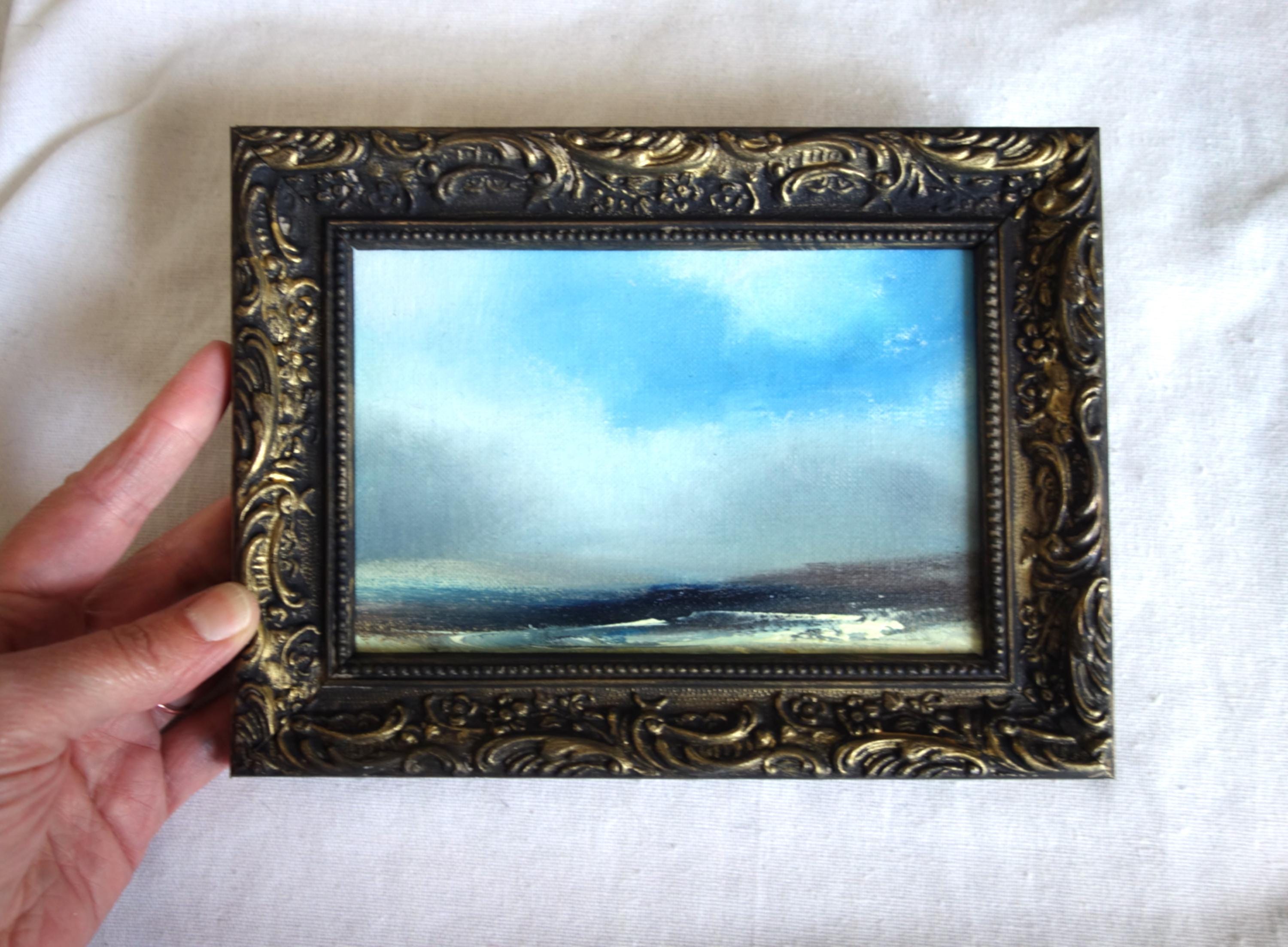 ヴィンテージスタイルのゴールドフレームに入った小さなオリジナルの