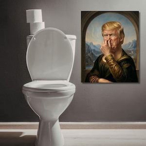 以下が含まれることがあります： 蓋が上がった白いトイレと、タンクの上に3つのトイレットペーパーロール。壁に飾られた額入りのアートワークは、モナリザのパロディーで、男性が鼻を押さえている様子を描いています。