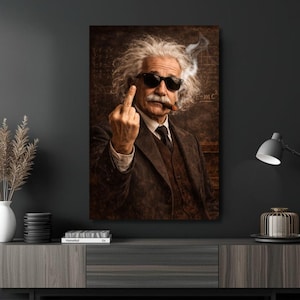 Könnte beinhalten: Gerahmter Leinwanddruck mit einem Porträt von Albert Einstein mit Sonnenbrille und Zigarre, der den Mittelfinger zeigt. Der Hintergrund zeigt Gleichungen und den Text "E=mc²". Das Bild ist in Sepiatönen gehalten.