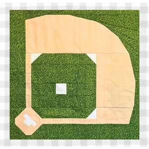 Peut inclure: Un bloc de courtepointe représentant un terrain de baseball, avec un champ vert, un intérieur beige et le marbre. Le bloc de courtepointe est de forme carrée, avec un motif de losange de baseball. Le fond est un motif à carreaux blancs et gris.