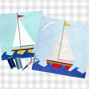 Puede incluir: Dos piezas de arte textil de veleros con velas blancas, banderas rojas y amarillas y olas azules. Las velas están decoradas con pequeñas cruces y estrellas. Dos carretes de hilo y unas tijeras también están en la imagen. El fondo es un patrón de puntos azul claro.