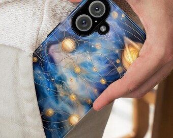 Op de afbeelding: Een blauwe smartphonehoes met een hemels ontwerp van planeten, sterren en gouden lijnen. De hoes heeft een glanzende afwerking en een uitsparing voor de camera. De telefoonhoes is gedeeltelijk zichtbaar in een zak.