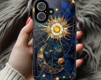 Op de afbeelding: Een telefoonhoesje met een mozaïekontwerp met een zon, maan en sterren. Het hoesje is zwart met gouden accenten en een blauwe achtergrond.