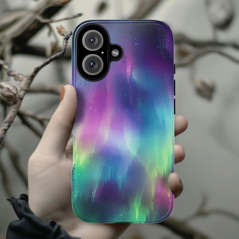 Puede incluir: Una funda para tel&eacute;fono con un dise&ntilde;o de aurora boreal colorido. La funda es transparente y muestra las lentes de la c&aacute;mara del tel&eacute;fono.
