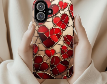 Puede incluir: Una funda de teléfono con un diseño de vitral con corazones rojos sobre un fondo dorado.