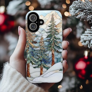 Custodia per telefono con effetto vetro colorato con alberi di pino e paesaggio invernale, custodia per telefono natalizia per iPhone 16 15 14 13 Pro Max Plus Magsafe, Galaxy S25, 420.2