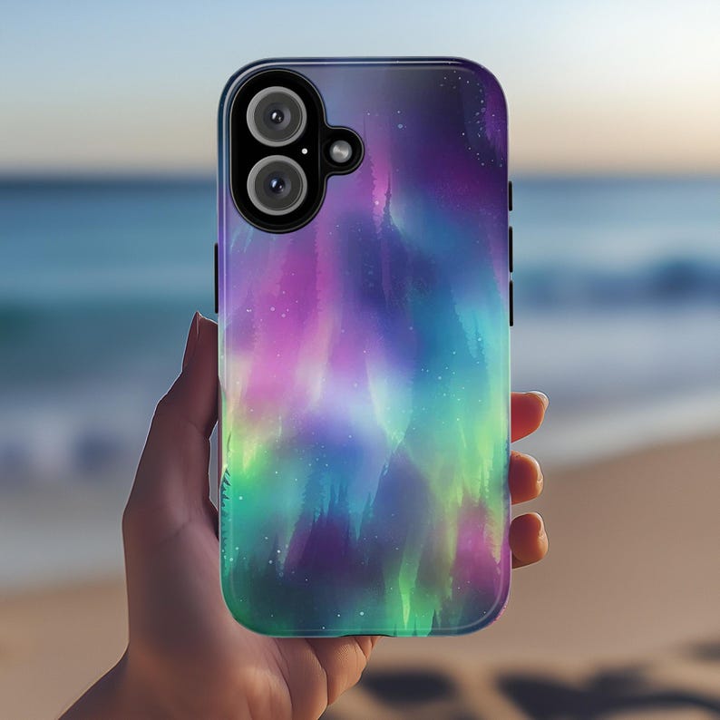 Puede incluir: Una funda para tel&eacute;fono con un dise&ntilde;o de aurora boreal colorido. La funda es negra y tiene un recorte para el objetivo de la c&aacute;mara.
