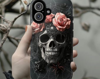 Op de afbeelding: Zwarte telefoonhoes met een schedel- en rozenontwerp. De schedel is omgeven door een spinnenweb en rozen. De telefoonhoes heeft een camera-uitsparing en een zwarte achtergrond.