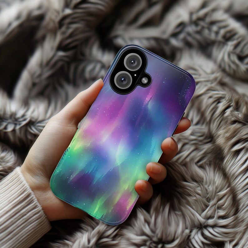 Puede incluir: Una funda para tel&eacute;fono con un dise&ntilde;o de aurora boreal colorido. La funda tiene una parte posterior transparente y un recorte de c&aacute;mara negro.