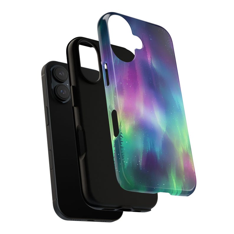 Puede incluir: Una funda de tel&eacute;fono negra con un dise&ntilde;o de aurora boreal colorido. La funda tiene un recorte para el objetivo de la c&aacute;mara y un borde elevado alrededor de los bordes para proteger la pantalla.