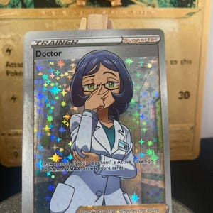 Carte Pokémon Doctor Trainer's 190/198 Holographique - Proxy - Haute Qualité - Carte à collectionner version ANG