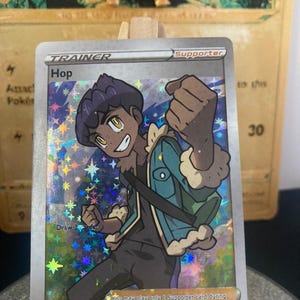Carte Pokémon Hop Trainer's 73/73 Holographique - Proxy - Haute Qualité - Carte à collectionner version ANG