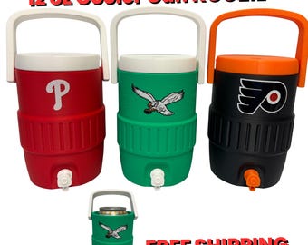 Soporte para latas de 355 ml (12 oz) de la marca Philadelphia Sports Beverage Sleeve, ideal para refrescos, cerveza y fiestas al aire libre. Soporte reutilizable con orificio para pajita.