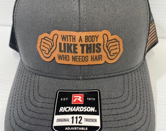 Funny Bald Guy-hoed: lasergegraveerde kunstleren patch, Richardson 112 Trucker