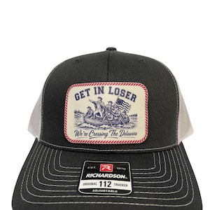 Get in Loser We're Crossing the Delaware Patch Hat – Cappellino da camionista patriottico stampato UV – Divertente cappellino per il 4 luglio – Regalo per il Giorno dell'Indipendenza degli Stati Uniti