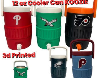 Soporte para latas de 355 ml (12 oz) de la marca Philadelphia Sports Beverage Sleeve, ideal para refrescos, cerveza y fiestas al aire libre. Soporte reutilizable con orificio para pajita.